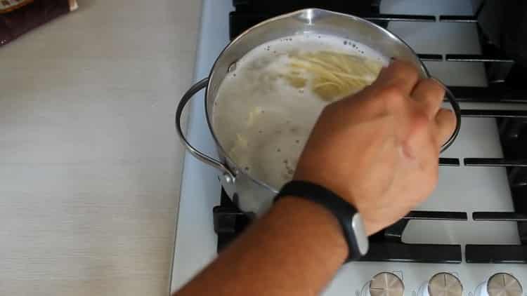 Pakuluan ang mga sangkap para sa mga Japanese noodles.