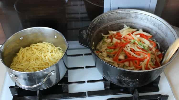 Upang ihalo ang mga Japanese noodles, ihalo ang mga sangkap