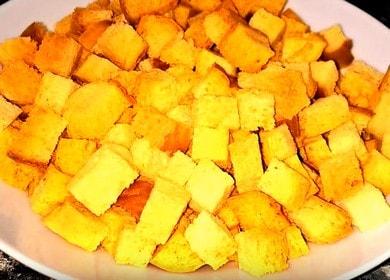 Naghahanda kami ng mga mabangong crackers sa oven ayon sa isang sunud-sunod na recipe na may isang larawan.