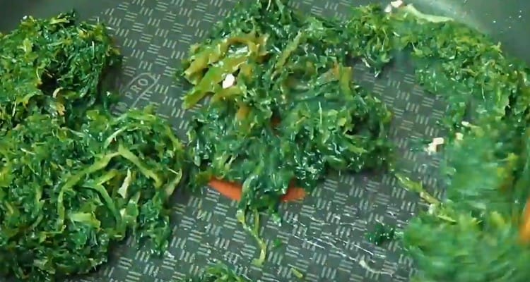 Idagdag ang spinach sa kawali.