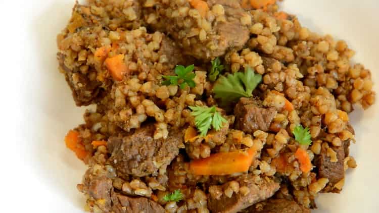 Buckwheat na may karne ng baka sa isang mabagal na kusinilya ayon sa isang hakbang-hakbang na recipe na may larawan