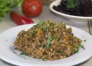 Buckwheat na may tinadtad na karne sa isang kawali ayon sa isang hakbang-hakbang na recipe na may larawan