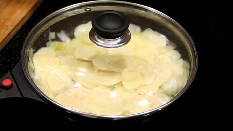 Magprito ng patatas upang makagawa ng tortilla