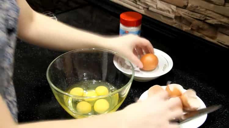 Upang makagawa ng isang tortilla, gumawa ng isang dumpling