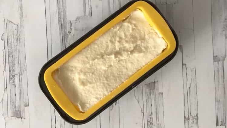 Upang makagawa ng puding, ilagay ang semolina sa magkaroon ng amag