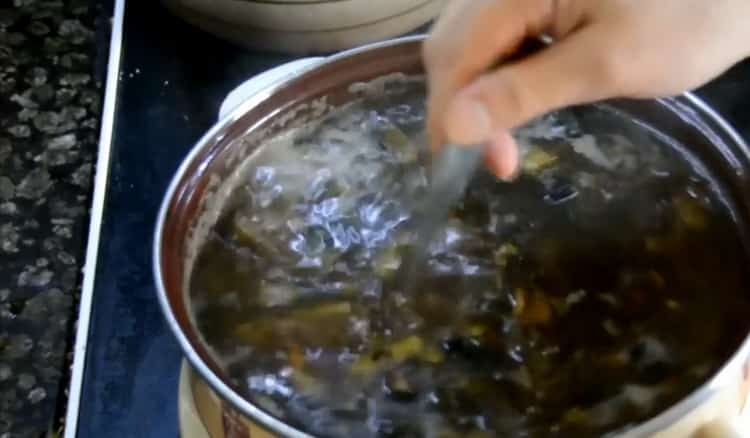 Pagsamahin ang mga sangkap upang makagawa ng sopas.