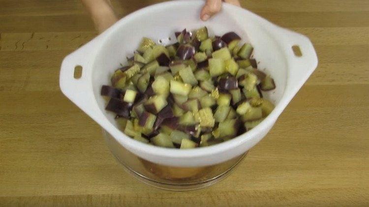 Itapon ang talong sa isang colander.