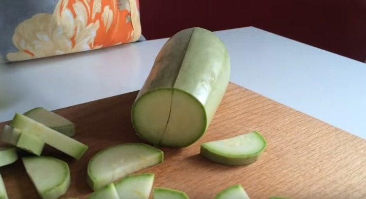 gupitin ang zucchini.