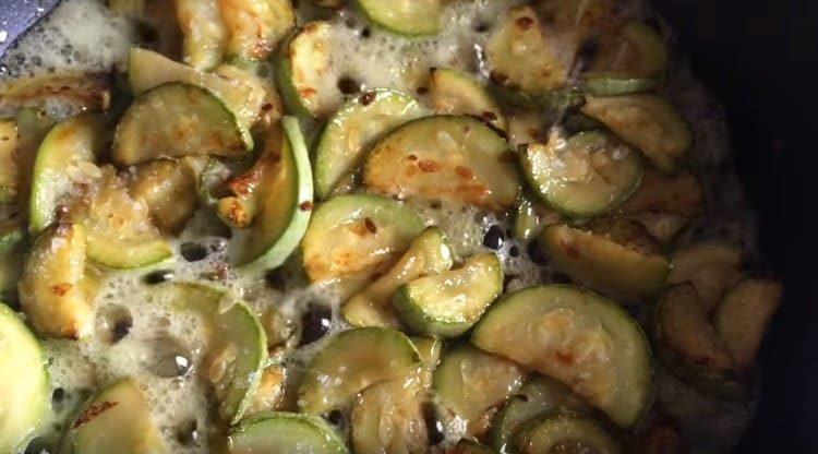 Fry zucchini sa langis ng gulay.