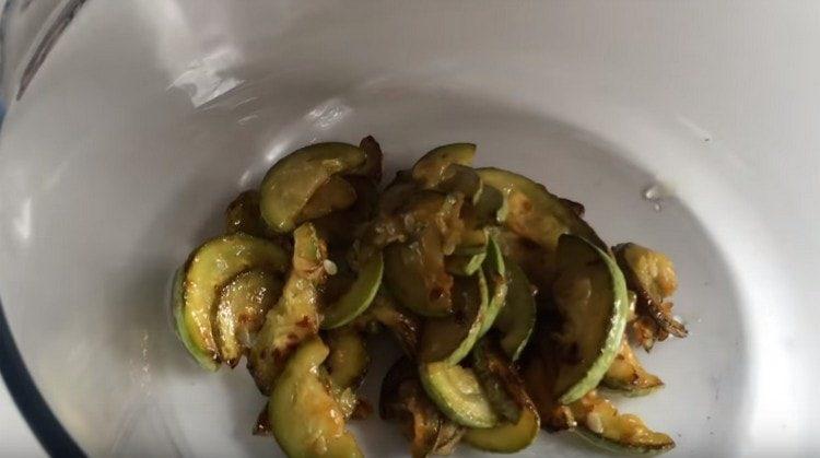 Inilipat namin ang pritong zucchini sa isang capacious pan.