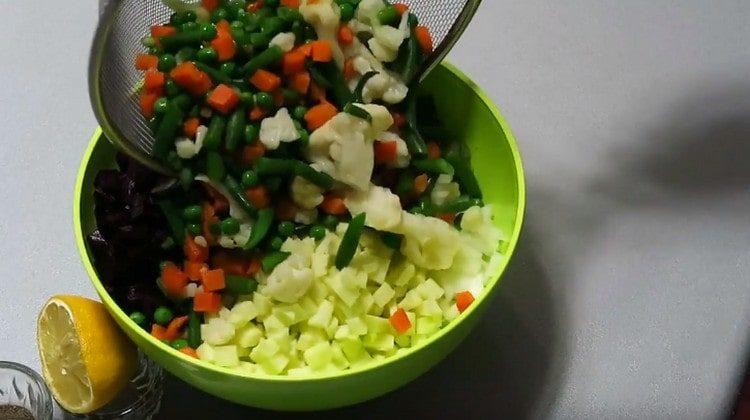 Inilipat namin ang dating pinakuluang pinaghalong gulay sa salad.