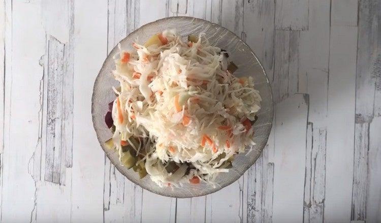 Panghuli, magdagdag ng sauerkraut sa salad.