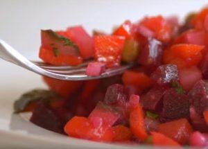 Naghahanda kami ng isang orihinal na vinaigrette na may herring ayon sa isang sunud-sunod na recipe na may isang larawan.