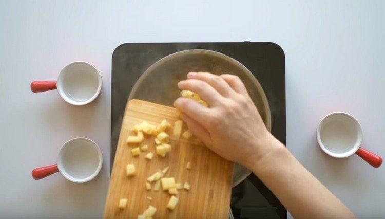 Dice ang patatas at pakuluan ito ng pagdaragdag ng suka.