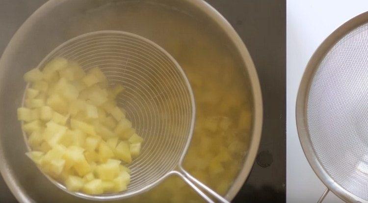 Itapon ang natapos na patatas sa isang colander.