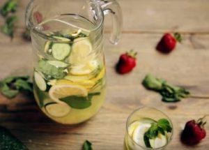 Refreshing tubig na may pipino: nagluluto kami sa bahay ayon sa recipe na may isang larawan.