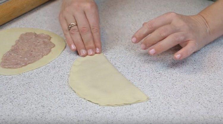 Ito ay nananatiling lamang upang mabuo ang pasties at iprito ang mga ito sa langis ng gulay.