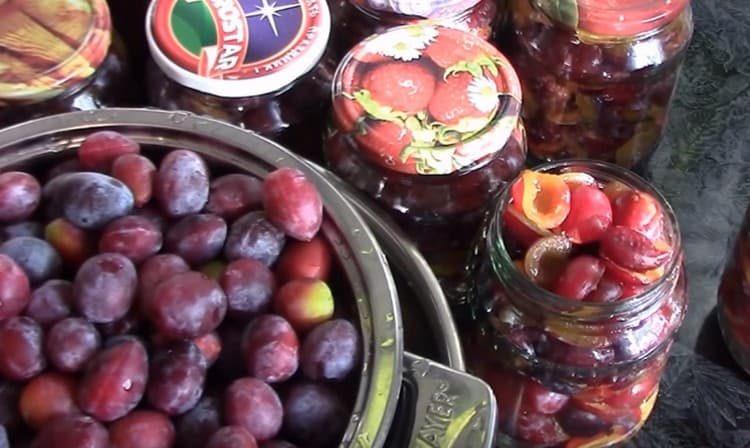 Hugasan ang mga plum, alisin ang mga buto at ilagay ito sa isang garapon.