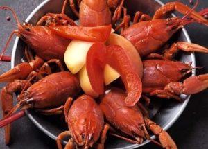 Paano lutuin nang tama ang crayfish: isang detalyadong recipe na may mga hakbang-hakbang na larawan.