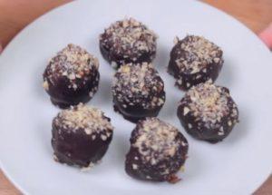 Gumagawa kami ng homemade ferrero roche sweets ayon sa isang sunud-sunod na recipe na may isang larawan.