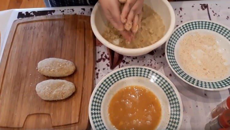 Bumubuo kami ng mga cutlet at inilalagay sa board.