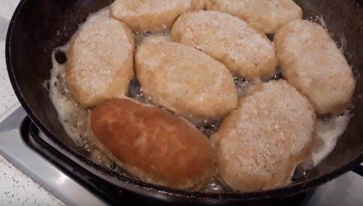 Fry cutlet sa magkabilang panig.