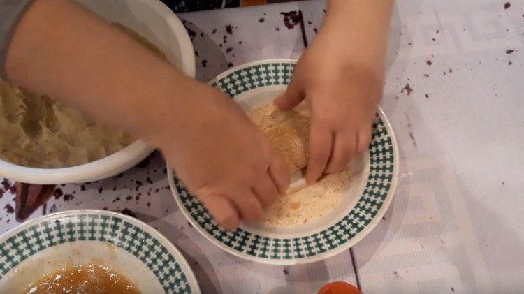 Isawsaw ang bawat cutlet sa isang itlog, at pagkatapos ay i-roll sa mga breadcrumbs.