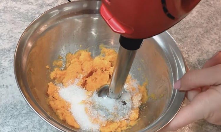 Magdagdag ng asukal sa kalabasa puree at muling makagambala sa isang blender.