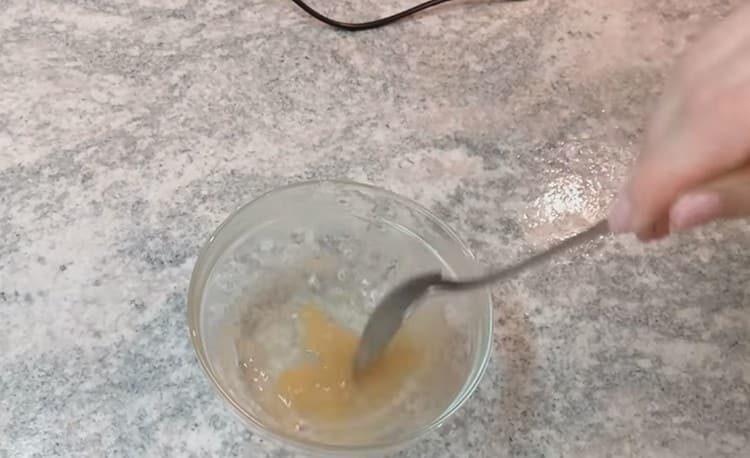 Paghaluin ang gelatin sa tubig.