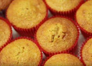 Naghahanda kami ng masarap na mga muffins na kalabasa ayon sa isang simpleng recipe na sunud-sunod na may isang larawan.