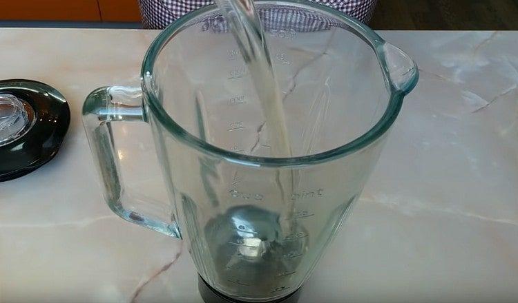 Ibuhos ang langis ng gulay sa mangkok ng blender.