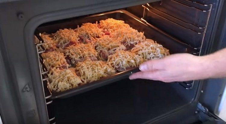 Ilagay ang baking tray na may karne sa oven.