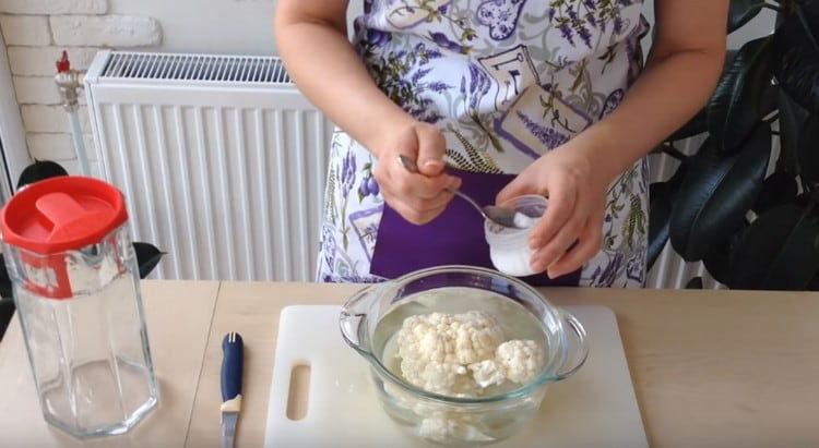 Ipinakalat namin ang cauliflower sa isang palayok na may tubig, asin at lutuin.