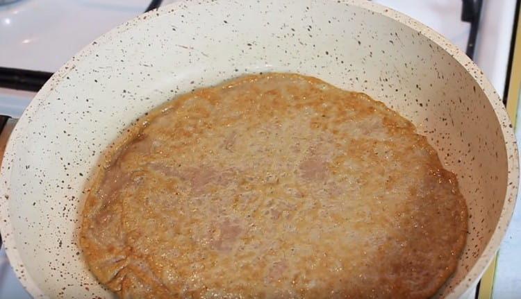 Fry pancakes sa magkabilang panig.