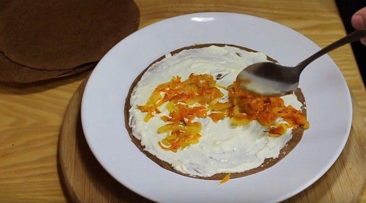 Inihaw namin ang bawat pancake na may halo ng mayonesa at bawang, ipinamamahagi ang pinirito na gulay mula sa itaas.