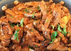 Ang pagluluto ng pinaka malambot na atay sa isang estilo ng Stroganov: recipe na may mga hakbang sa hakbang na larawan.