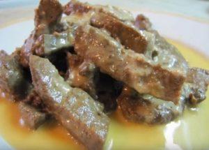 Tender na atay na nilaga sa kulay-gatas: nagluluto kami ayon sa isang sunud-sunod na recipe na may larawan.