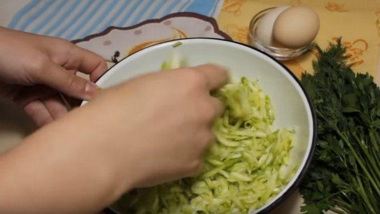 Paghaluin ang zucchini sa asin at iwanan ang mga ito.