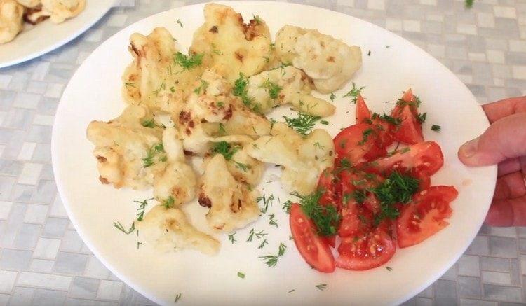 Pagwiwisik ang aming tinadtad na gulay sa aming ulam ng cauliflower.