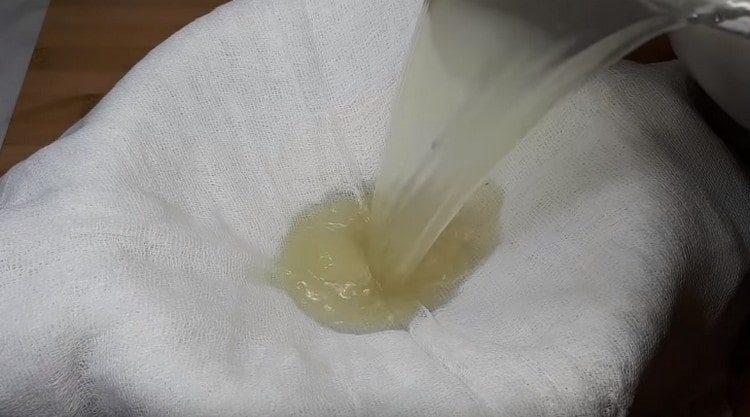 Salain ang sabaw sa pamamagitan ng cheesecloth.