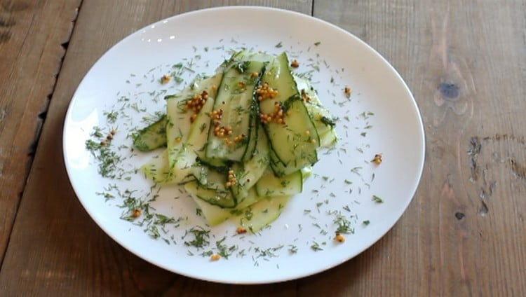 At napakaganda maaari mong ayusin ang salad ng zucchini at mga pipino kapag naglilingkod.