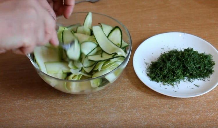 Paghaluin ang mga sangkap ng salad.