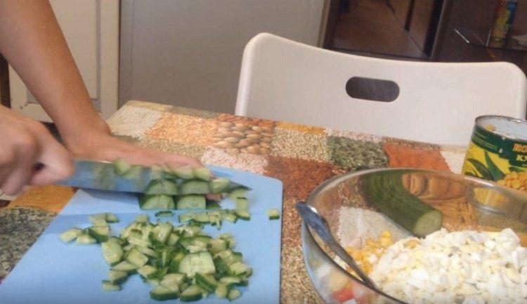 I-chop ang mga pipino.