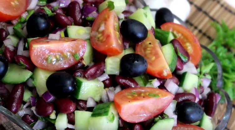 Ang pag-aplay ng salad na may beans at gulay ay handa na.