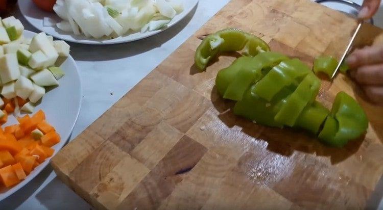 gupitin sa isang cube pepper, kamatis at sibuyas.