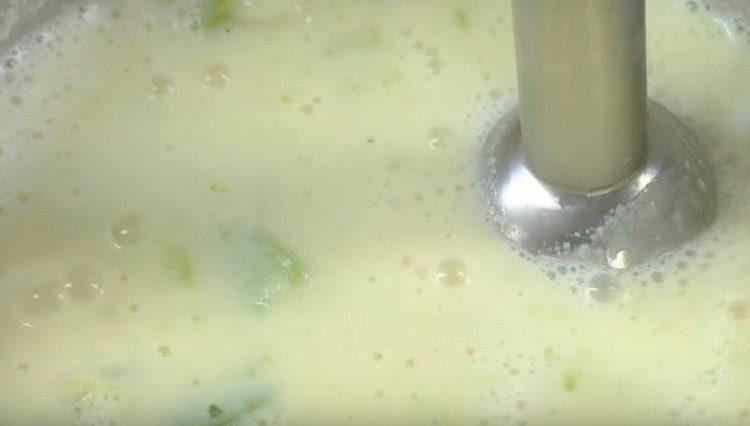 Gilingin ang natapos na sopas gamit ang isang blender ng kamay.