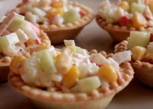 Naghahanda kami ng mga snack tartlets na may mga crab sticks ayon sa isang sunud-sunod na recipe na may isang larawan.