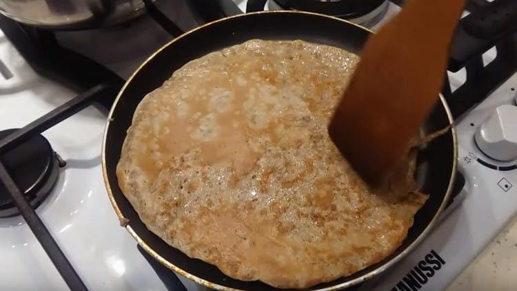 Fry pancakes sa atay sa magkabilang panig.