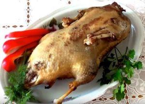 Ang makatas na pato sa manggas sa oven: isang simpleng hakbang-hakbang na recipe na may larawan.