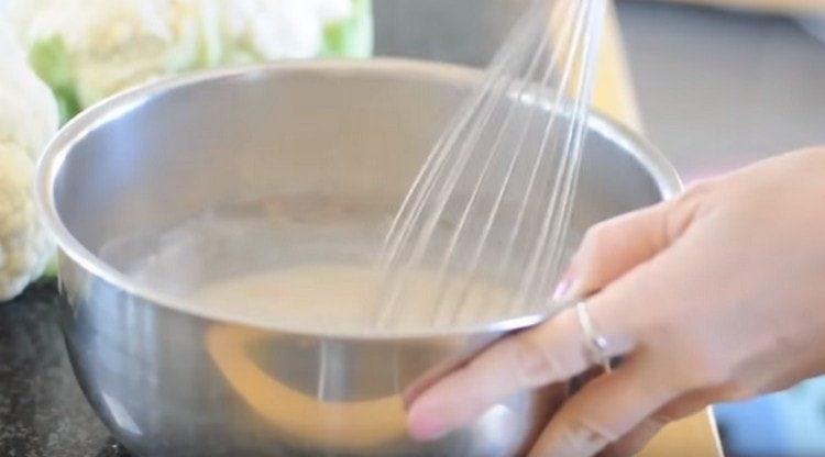 Paghaluin ang humampas nang lubusan sa isang whisk.